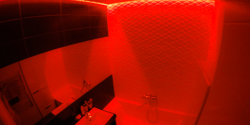 ванная, красная подсветка